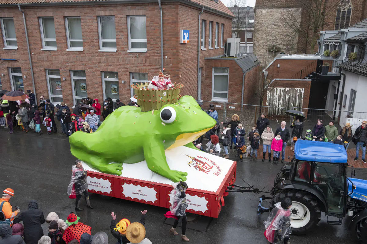 RRZ-Prinzenwagen mit großem Frosch zieht durch die Raesfelder Ortsmitte
