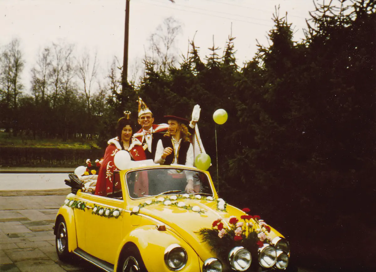 Historisches gelbes VW-Käfer-Cabrio mit Prinzenpaar beim Rosenmontagszug