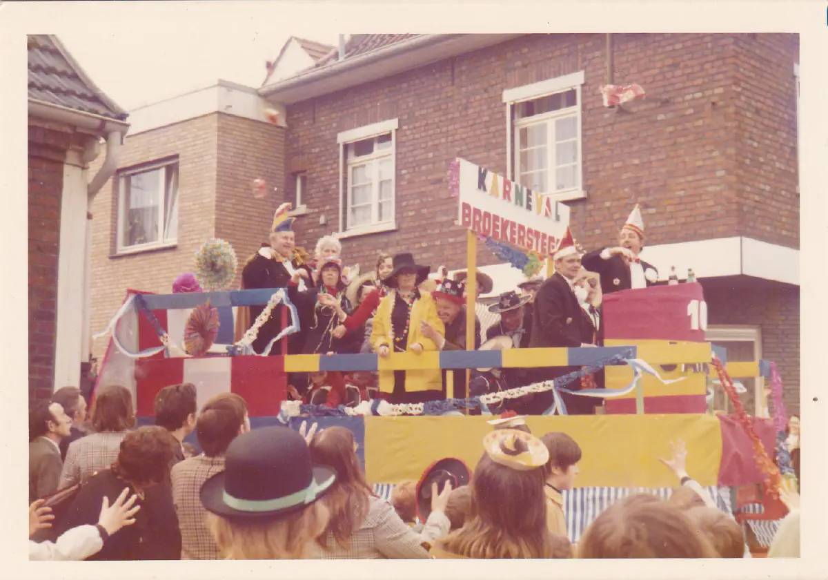 Historischer Motivwagen Karneval Broekersteeg mit Kamelle-Werfern und Zuschauern
