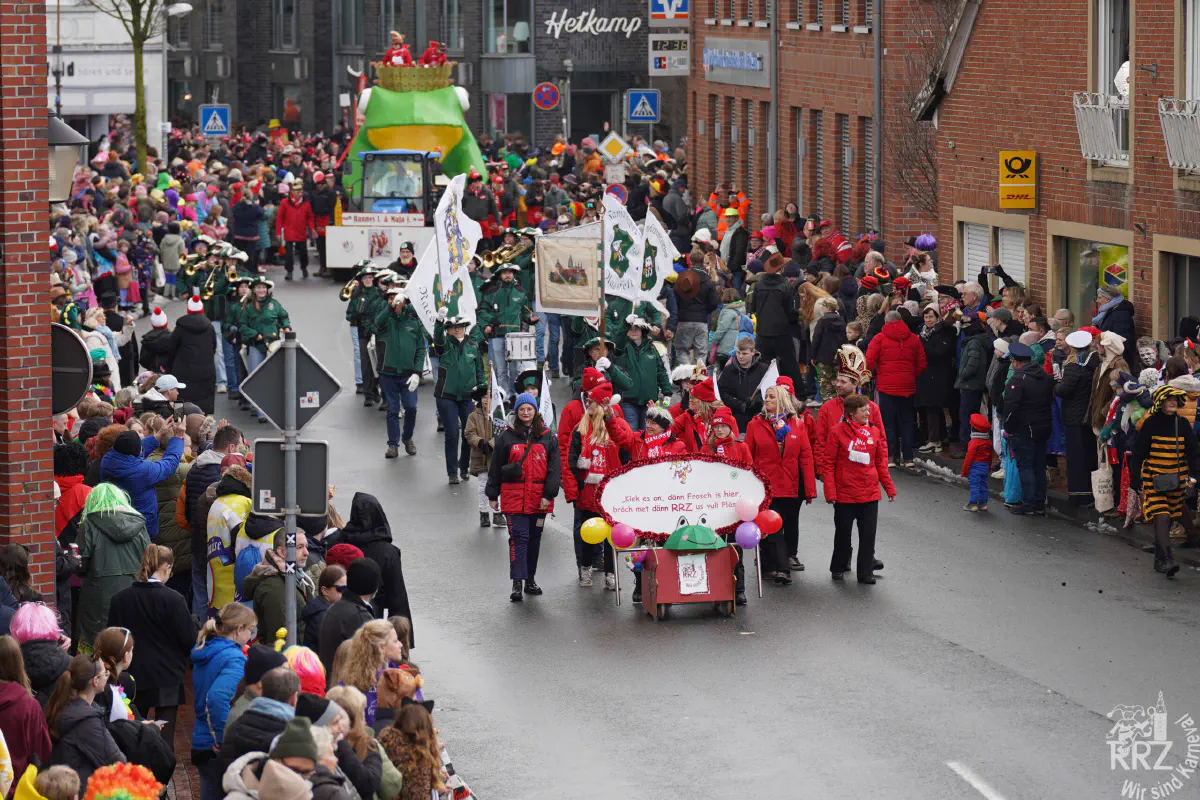 Rosenmontagszug in Raesfeld — Froschwagen und Zuschauer
